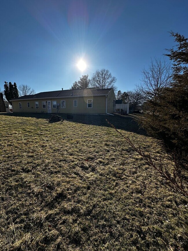 Building Photo - 1604 College St