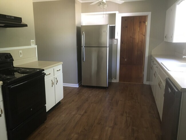 Building Photo - 3bed/1bath Home close to Annie Camp Junior...