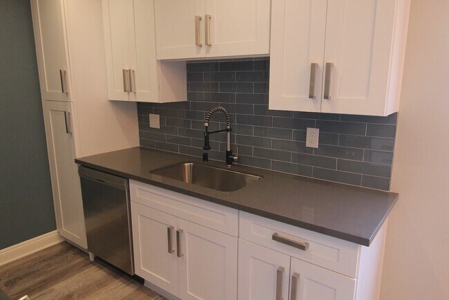 Building Photo - 1450 S Bundy Dr