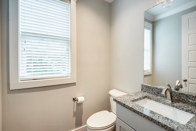 Building Photo - 3BR/3.5BA is Right Size, Right Price, and Right Nice at 8th & Wedgewood!!!