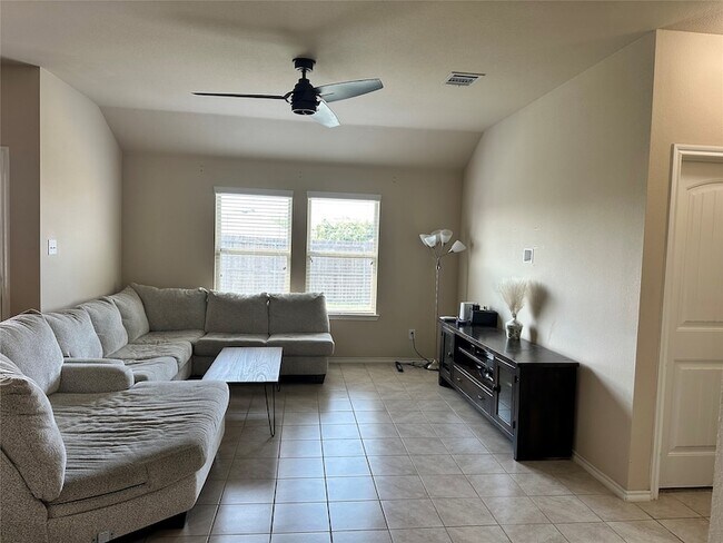 Building Photo - 915 Quartz Trl