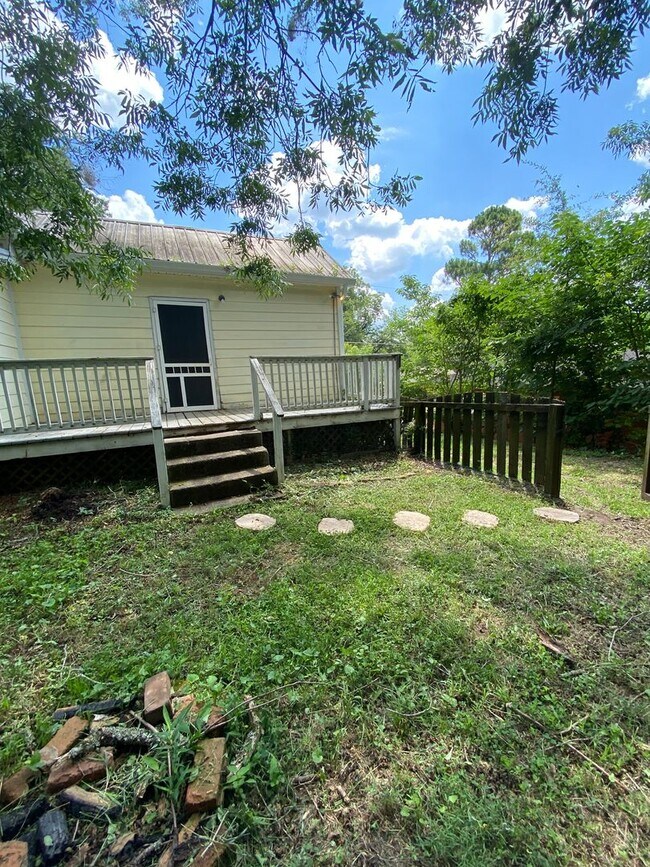 Building Photo - 2 Bedroom House with Fenced Backyard near ...