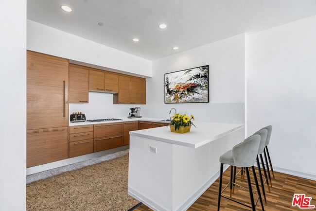 Building Photo - 900 W Olympic Blvd