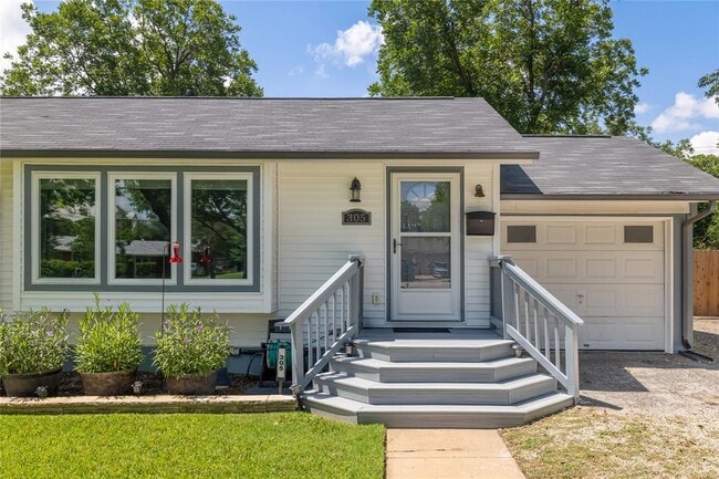 Building Photo - 305 Sunset Dr