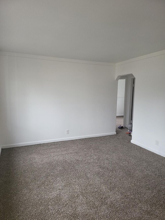 Building Photo - 3 Bedroom Ranch - $1,350