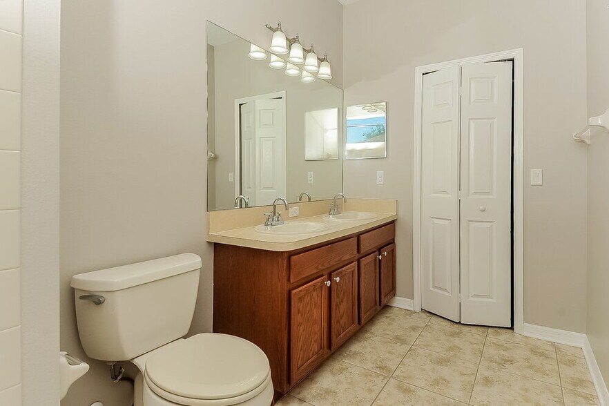 Building Photo - 915 Parker Den Dr