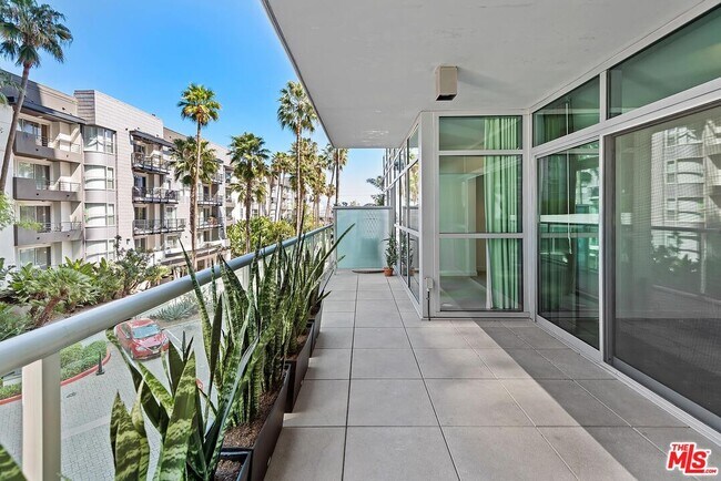 Building Photo - 13650 Marina Pointe Dr