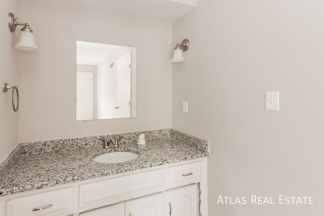 Building Photo - 408 NE Noeleen Ln