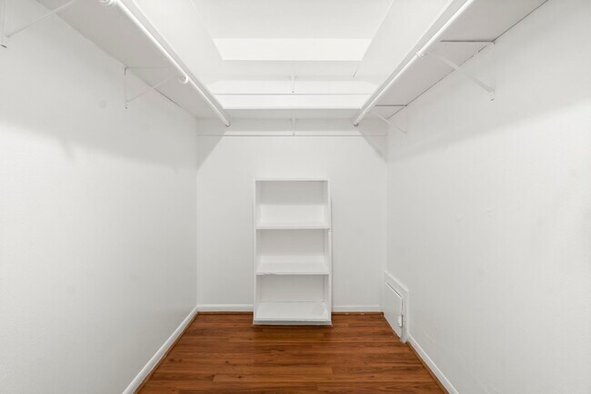 Building Photo - 2824 Briarhurst Dr