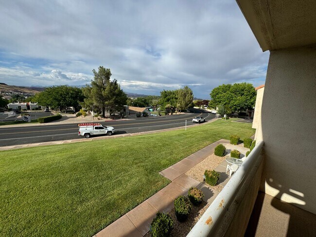 Building Photo - Recently updated condo with gym, pool, and...