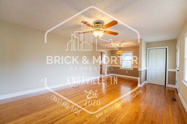 Building Photo - 815 Julianne Dr