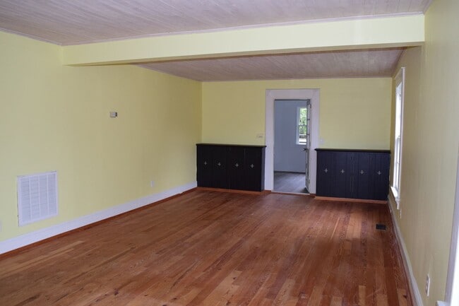 Building Photo - Cute modern rancher in the heart of Highla...