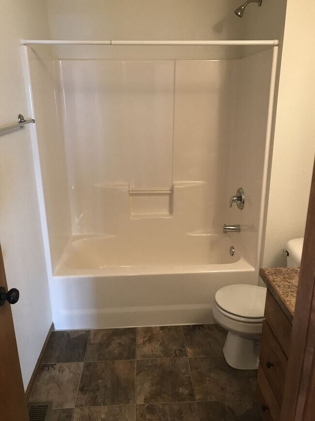 Building Photo - 2 Bed/1.5 Bath Townhome For Rent!