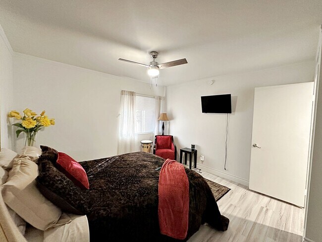 Building Photo - FULLY FURNISHED 2 BEDROOM CONDO WITH STRIP VIEWS