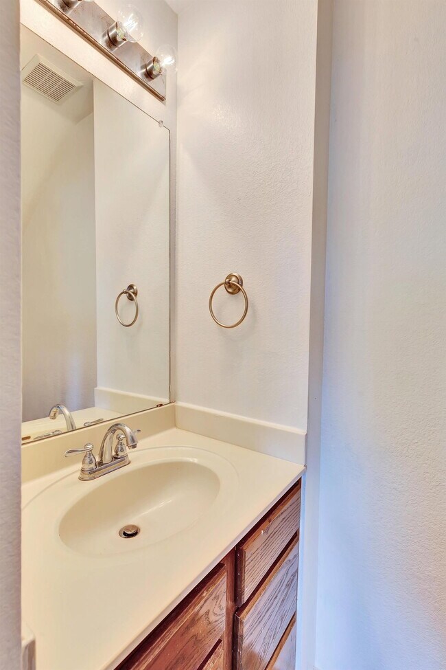 Building Photo - 5204 Bahan Dr