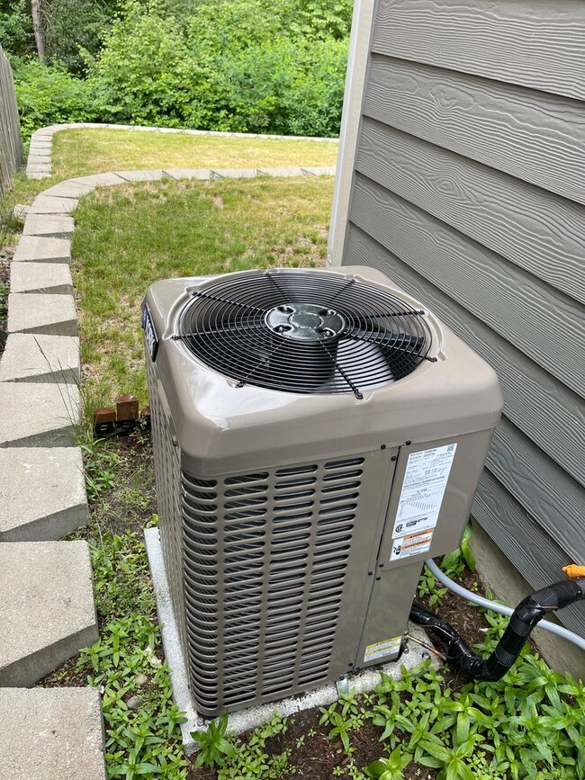 Building Photo - Beautiful 4 Bedroom in a small and exclusive neighborhood