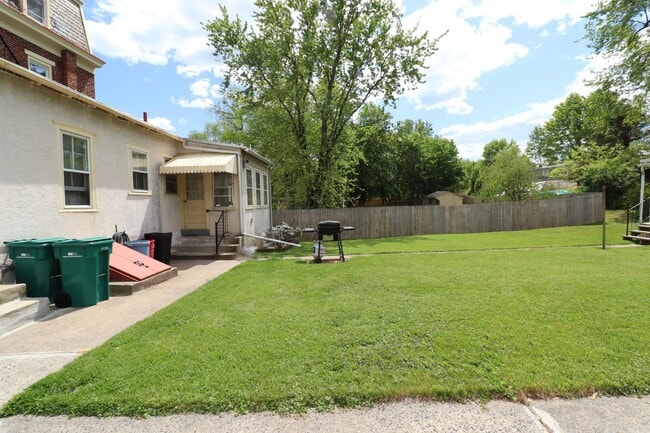 Building Photo - 2nd Floor 2 Bedroom Apartment