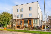 Building Photo - Brilliant Ballard Newer Townhome - 4 Bedro...