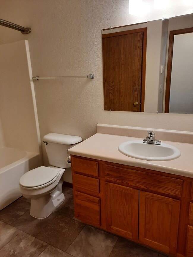 Building Photo - 2 BED | 2 BATH | TOWNHOME | SINGLE GARAGE ...