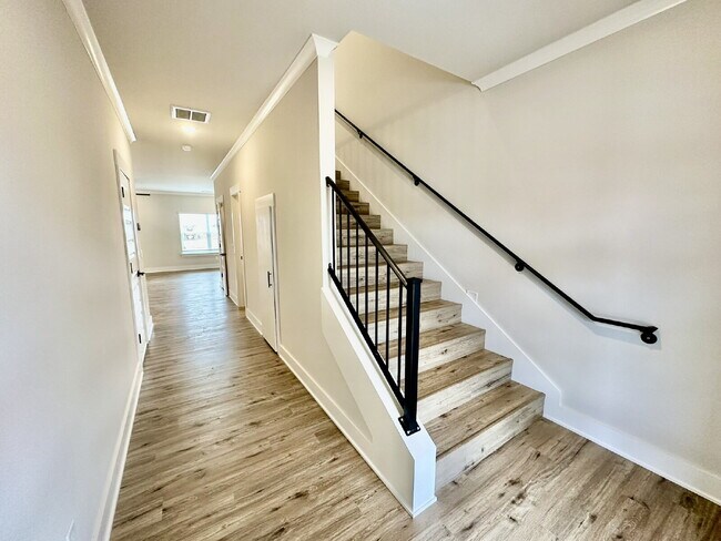 Building Photo - 2805 SW Hampshire Ave