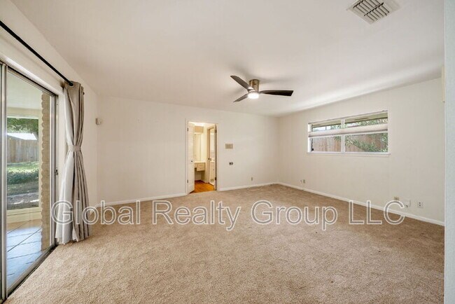 Building Photo - 425 Crestwood Dr