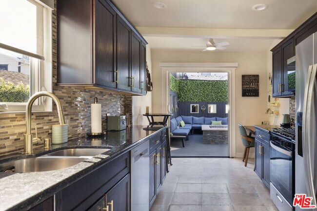 Building Photo - 725 N Harvard Blvd