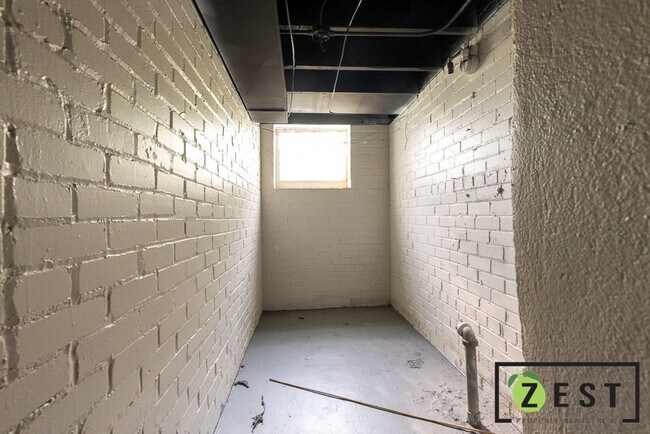 Building Photo - 4893 Chatsworth St