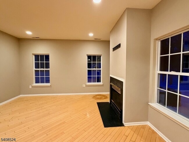 Building Photo - 43 Windsor Dr