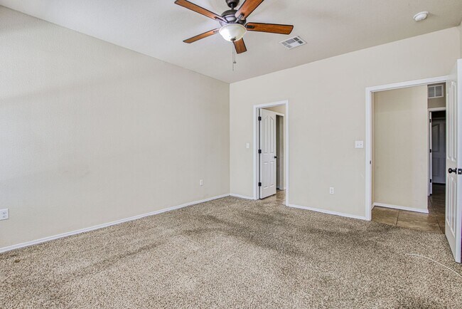 Building Photo - Beautiful East side House 3 bed-2.5 baths in front of Park