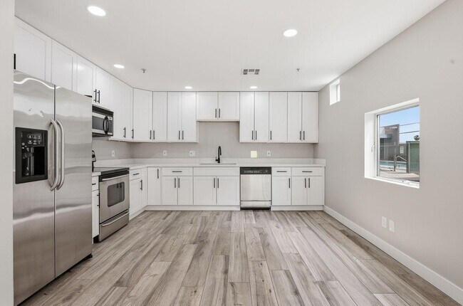 Building Photo - 1111 W University Dr