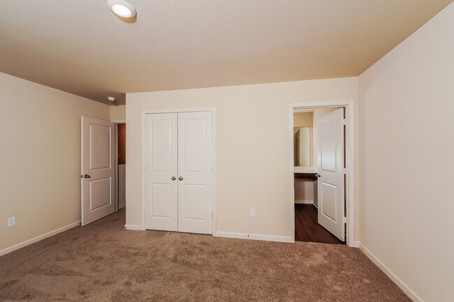 Building Photo - 6048 Rainbow Row