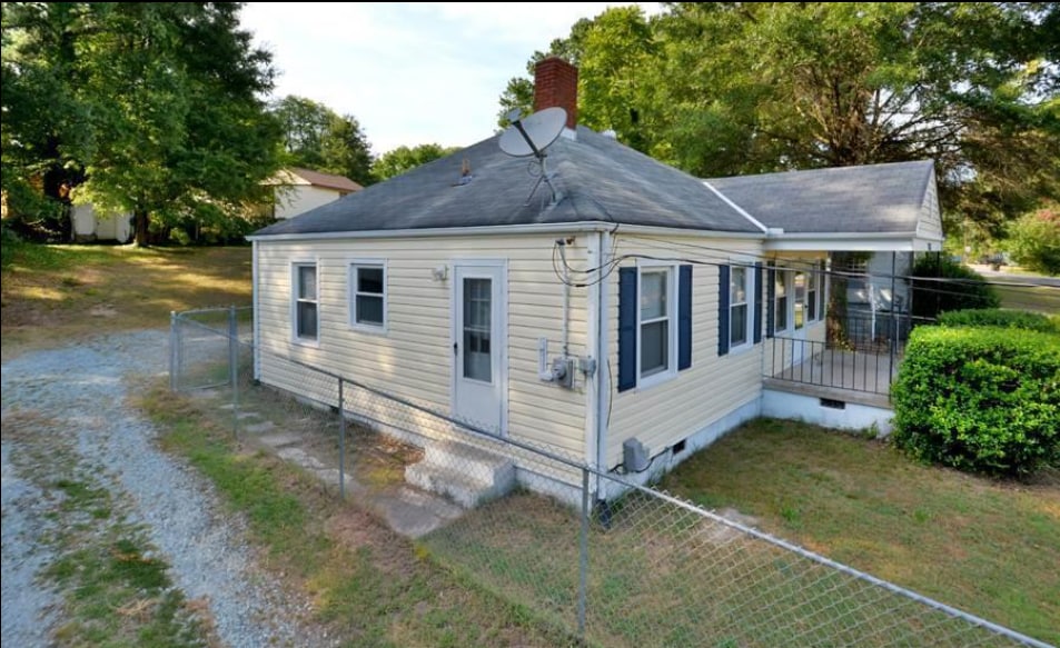 Shared gravel driveway with easy access to the parking behind house (2 spots), home and backyard. - 1607 Robinhood Rd