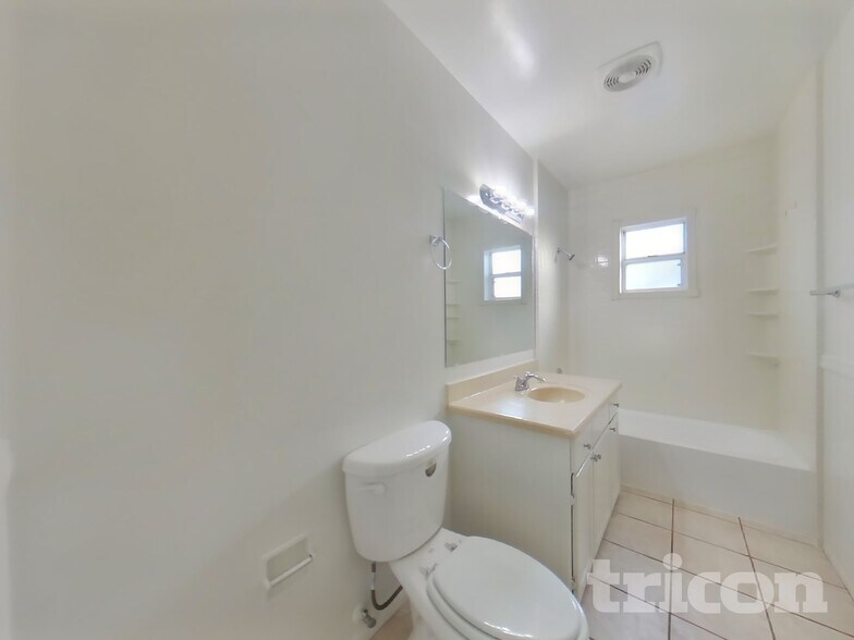 Building Photo - 120 W 8th Pl