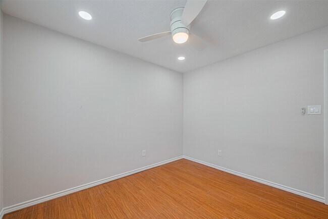 Building Photo - 1105 Panama St