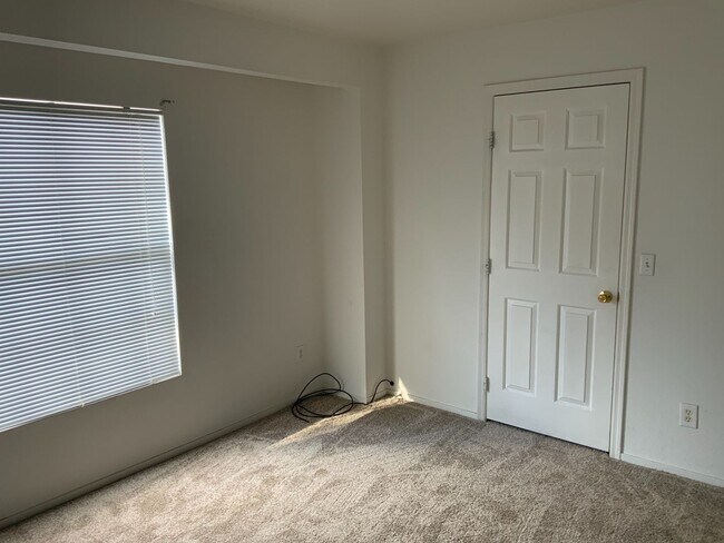 Building Photo - Lovely 3 bedroom town home with attached garage