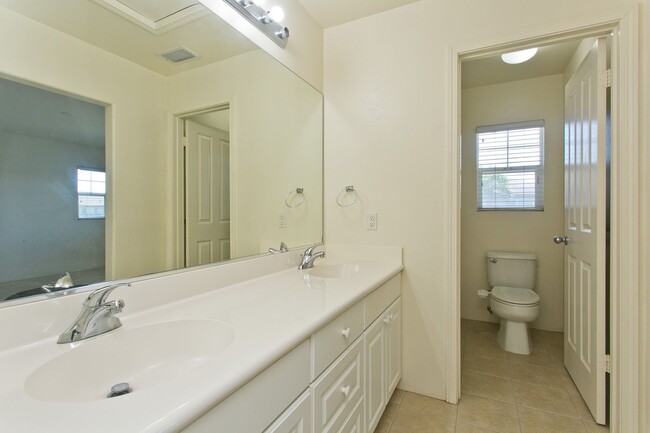 Building Photo - Available December 1st, Three Bedroom 2 1/...