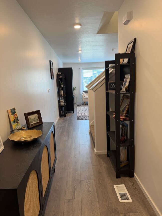 Building Photo - Beautiful, Like-New Townhome in Spanish Fork | 4 Bed, 3.5 Bath | Finished Basement with Kitchen |...