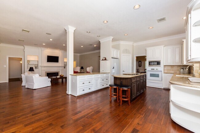 Building Photo - 4915 Keneshaw St