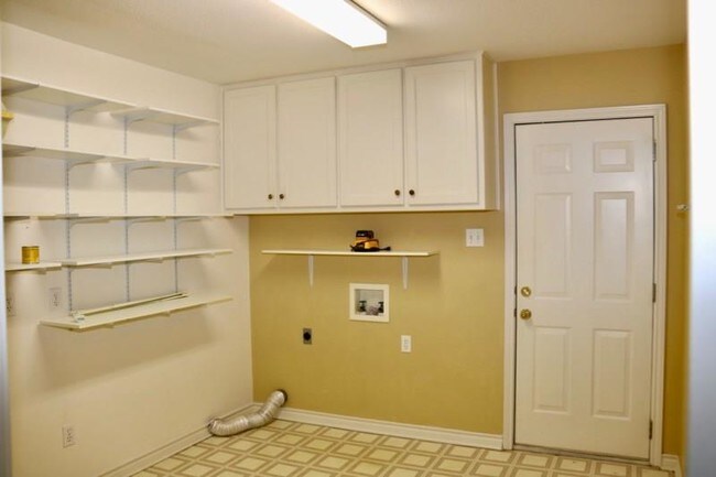 Building Photo - 903 Milroy Dr W
