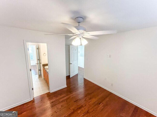 Building Photo - 2027 Oakbluff Way SW