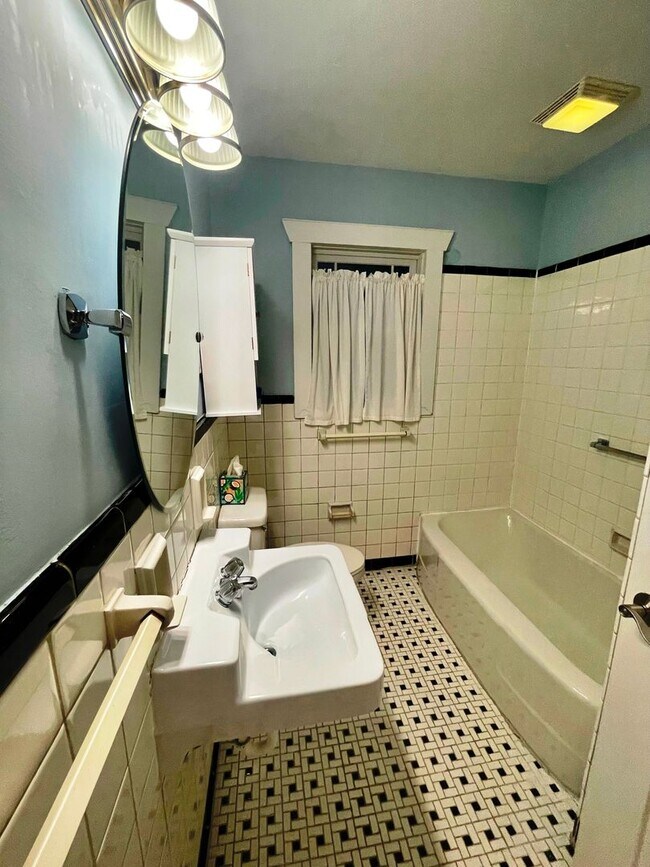 Building Photo - Updated 3 BR/ 2 BA home on Roseland Drive ...