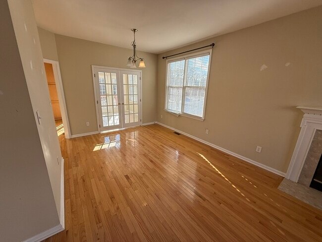 Building Photo - Beautiful 3 Bedroom 2.5 Bath End Unit Town Home with Lake View!