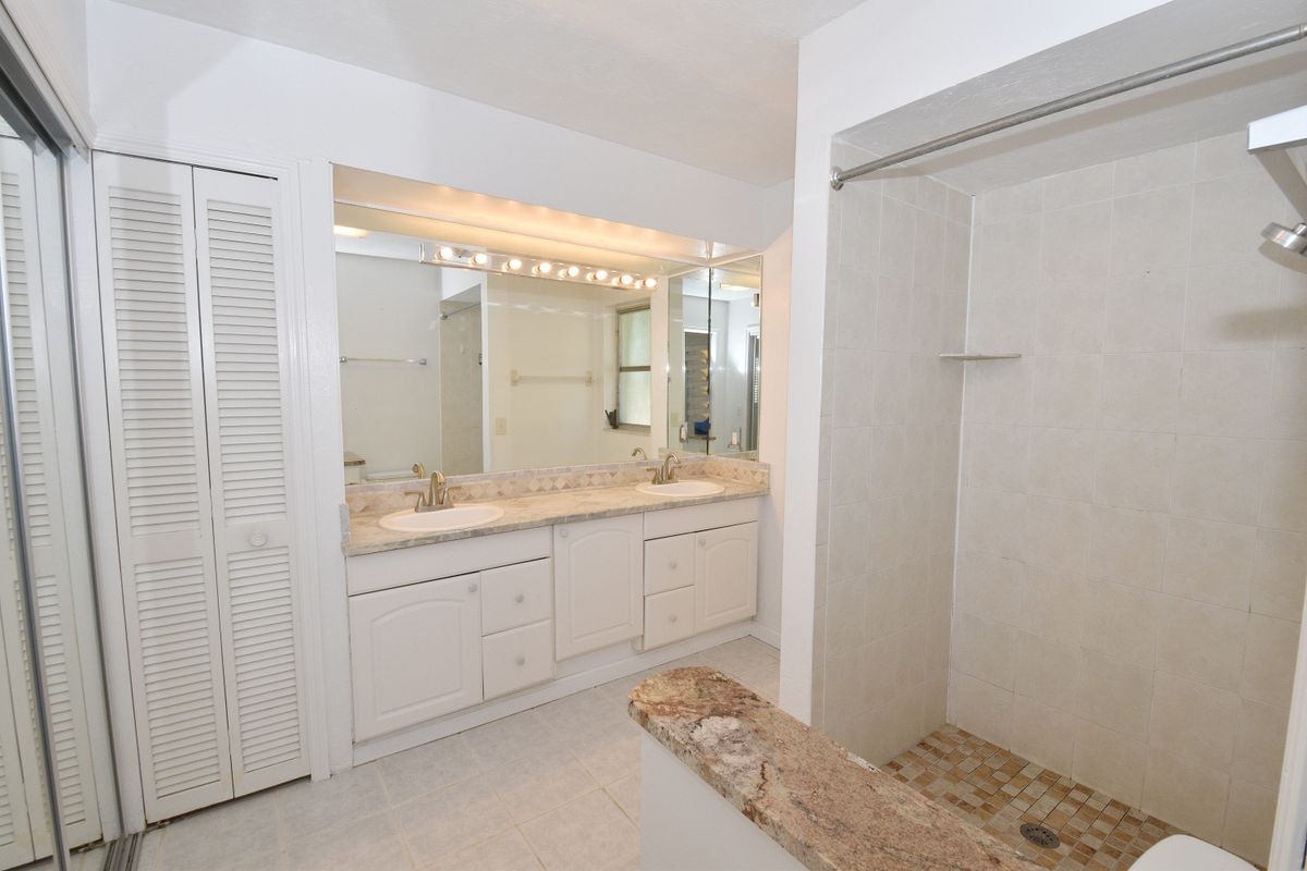 Building Photo - 3461 Lakeview Dr