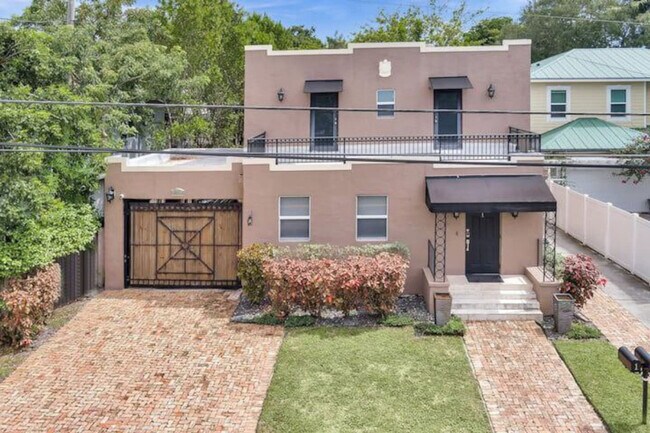 Building Photo - 200 NE 16th Ave