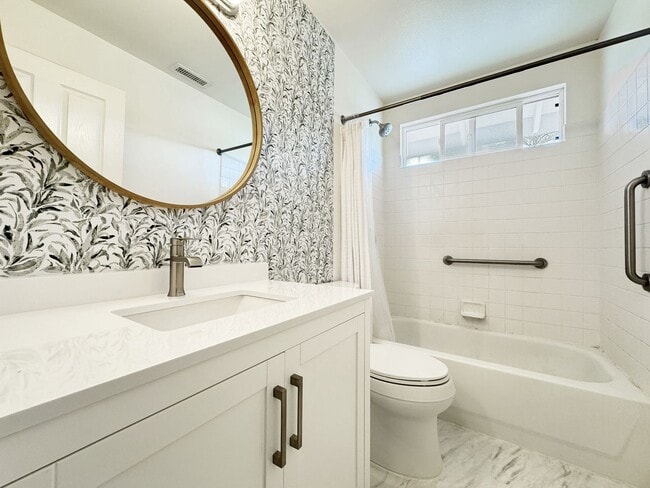 Building Photo - Pet Friendly Ewa Beach Townhouse with Cent...