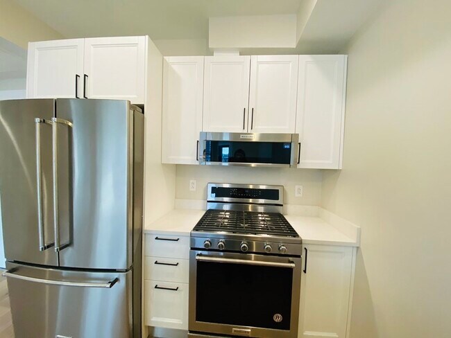 Building Photo - 305 Webster Ave