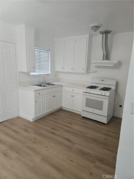 Building Photo - 1814 W Houston Ave