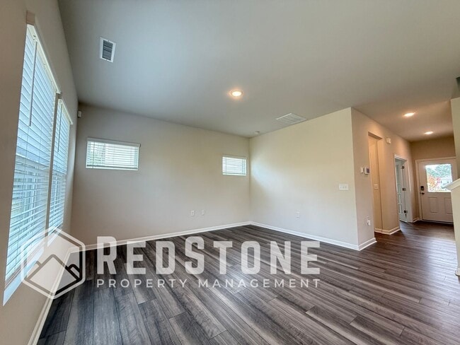 Building Photo - 919 Crow Br Dr