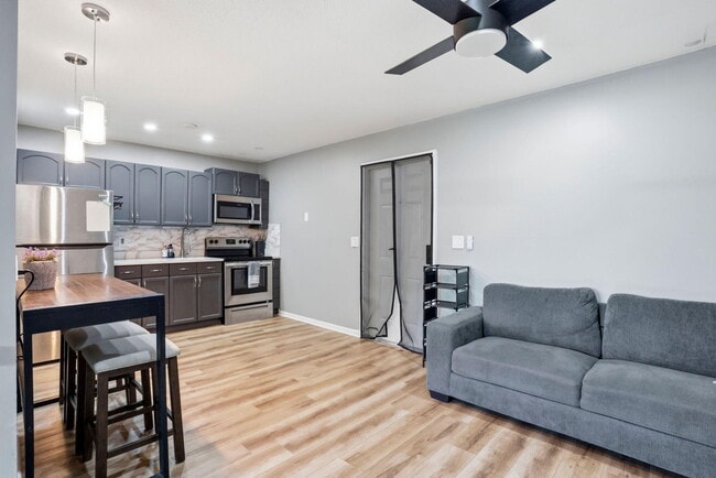 Building Photo - 1204 S Lake Dr