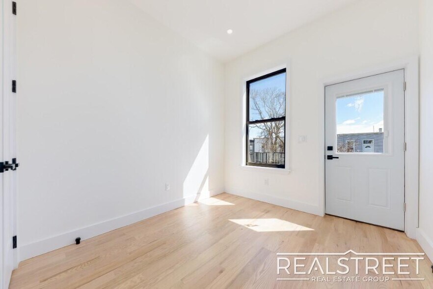 Building Photo - Brand New 3 Bed, 2 Bath with In-Unit Laund...